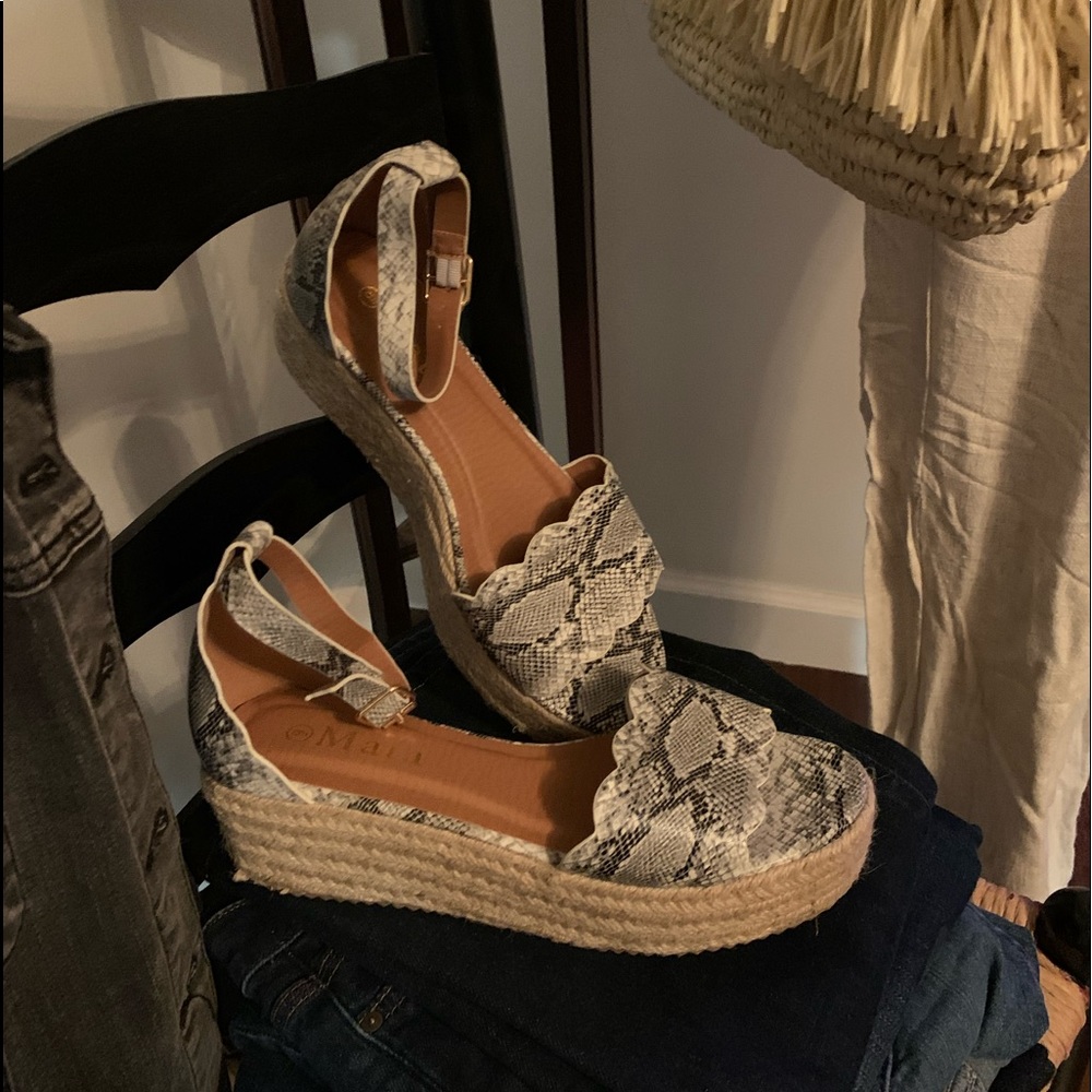 🎉🎉NWOTBeautiful Animal Print Platform Sandals-9 Never been worn!!